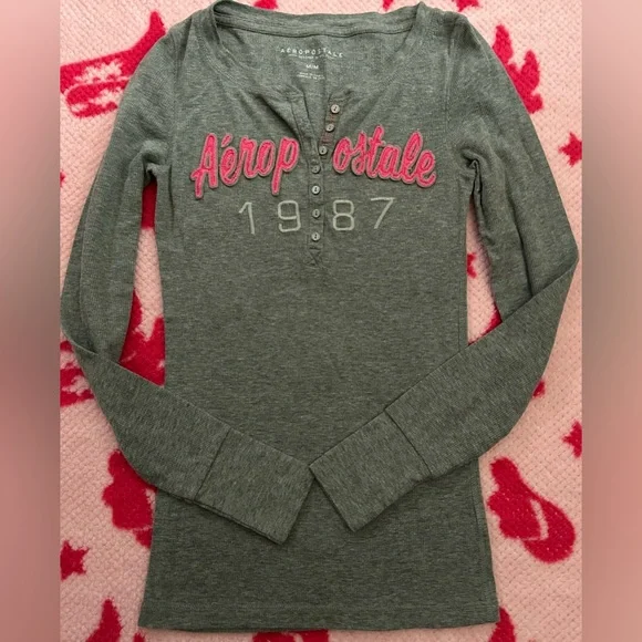 🩶Aeropostale Gray Top with Pink Lettering Size Medium 🩶 - Picture 1 of 5
